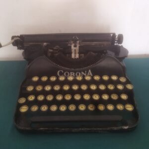 Maquina de escribir antigua. Marca: Corona